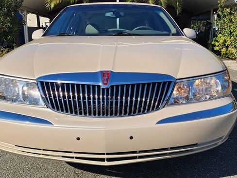 Used 2001 Lincoln Continental image 4
