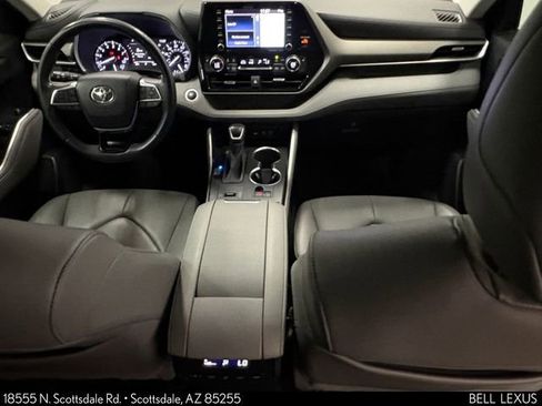 Used 2020 Toyota Highlander XLE FWD image 28
