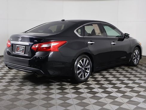 Used 2017 Nissan Altima 2.5 SL w/ Moonroof Package image 10