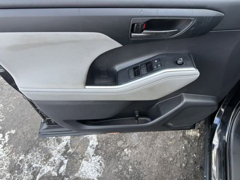 Used 2020 Toyota Highlander LE image 25