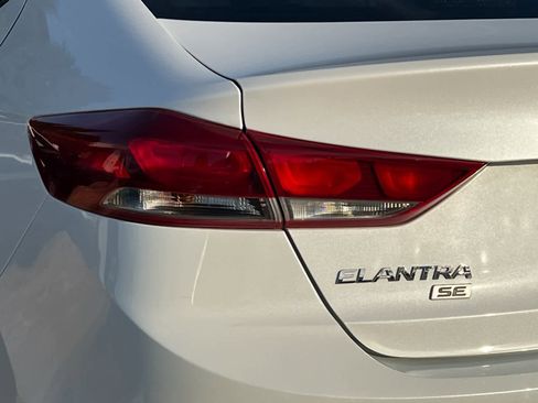 Used 2018 Hyundai Elantra SE image 24