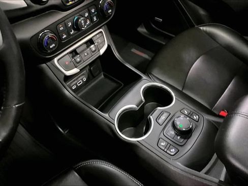 Used 2022 GMC Terrain SLT w/ Infotainment Package II AWD/4WD image 33