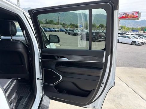 Used 2023 Jeep Wagoneer Series III w/ Preferred Equipment Group AWD/4WD image 29