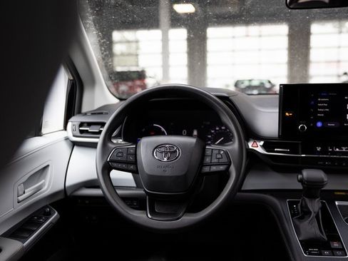 Used 2025 Toyota Sienna LE image 13