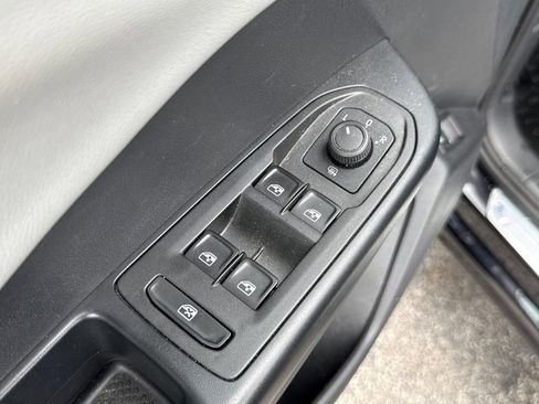 Used 2022 Volkswagen Taos SE FWD image 11