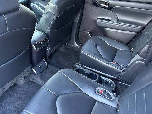 Used 2023 Toyota Highlander XLE FWD image 11