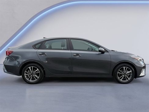Used 2022 Kia Forte LXS image 2