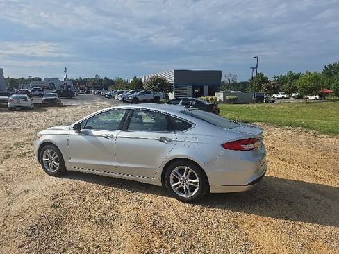 Used 2018 Ford Fusion SE w/ Fusion SE Technology Package FWD image 4