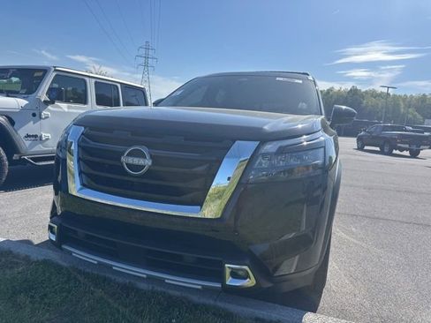 Used 2025 Nissan Pathfinder Platinum w/ Cargo Package image 11