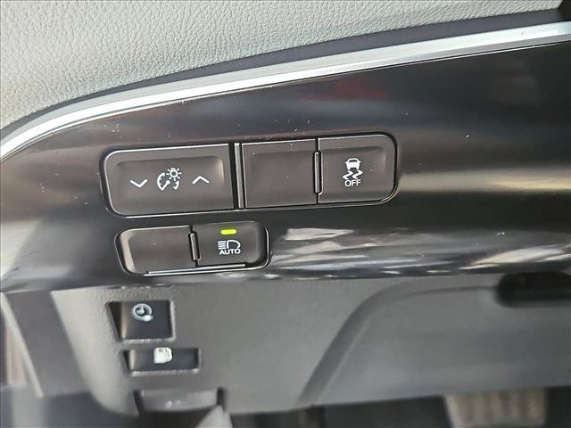 Certified 2022 Toyota Prius Prime XLE w/ Protection Package (TMS) FWD image 16