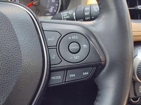 Used 2020 Toyota RAV4 XLE Premium FWD image 19