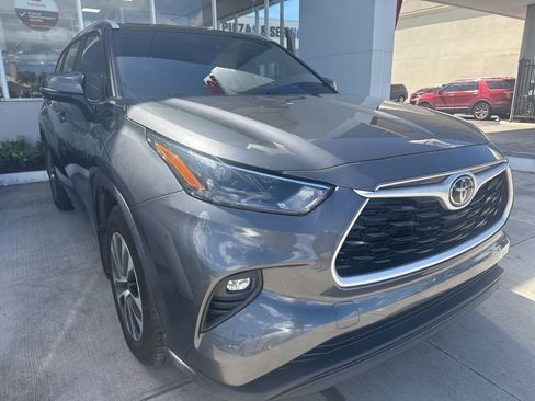 Used 2023 Toyota Highlander XLE image 2