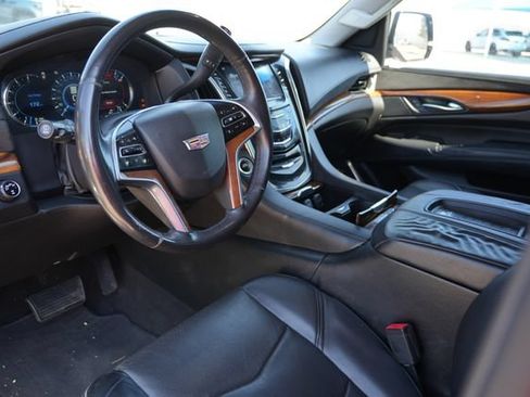 Used 2017 Cadillac Escalade ESV Luxury AWD/4WD image 10