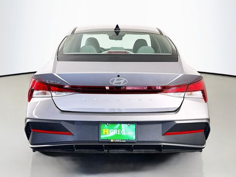 Used 2025 Hyundai Elantra SE image 8