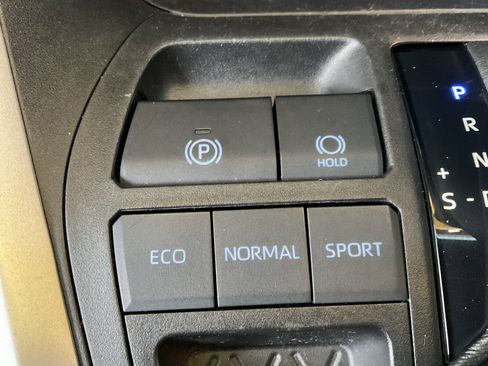 Used 2021 Toyota RAV4 XLE image 17