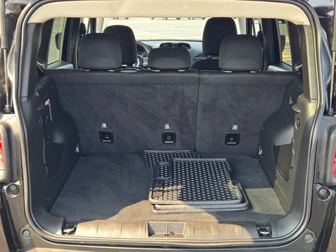 Used 2023 Jeep Renegade Latitude AWD/4WD image 14
