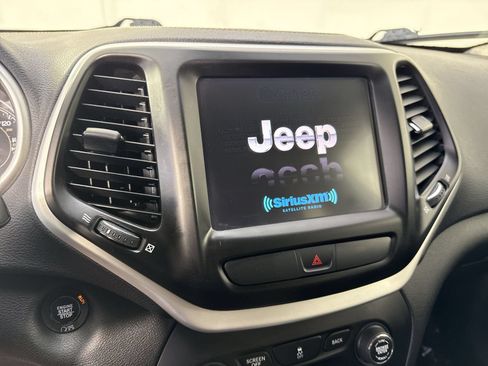 Used 2018 Jeep Cherokee Latitude Plus w/ Cold Weather Group AWD/4WD image 6