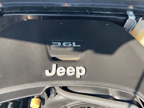 Used 2018 Jeep Wrangler Unlimited Sahara image 11