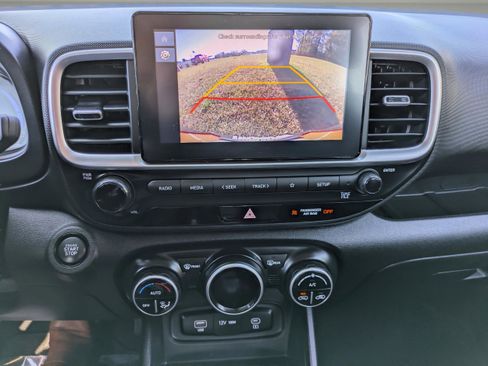 Used 2025 Hyundai Venue SEL image 25