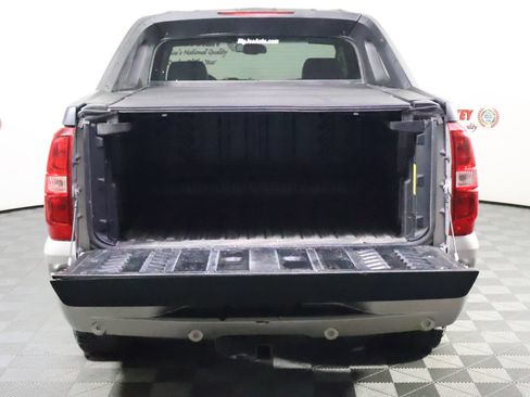 Used 2009 Chevrolet Avalanche LT w/ Luxury Package AWD/4WD image 11