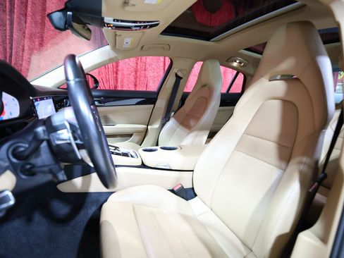 Used 2018 Porsche Panamera RWD image 13