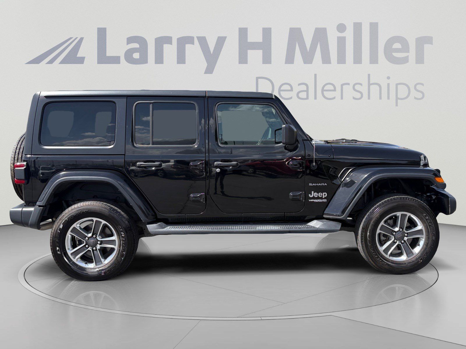 Used 2018 Jeep Wrangler Unlimited Sahara w/ Uconnect 4C Nav & Sound Group AWD/4WD image 6