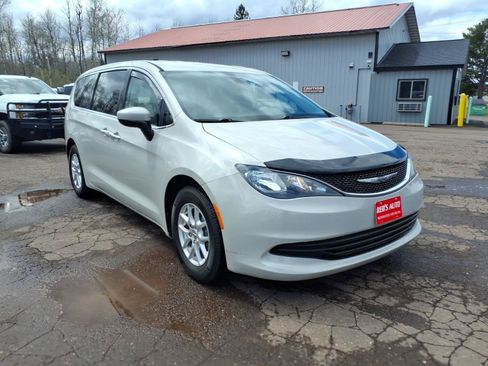 Used 2017 Chrysler Pacifica Touring FWD image 8