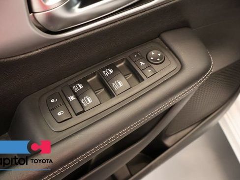 Used 2025 Chrysler Pacifica Limited FWD image 10