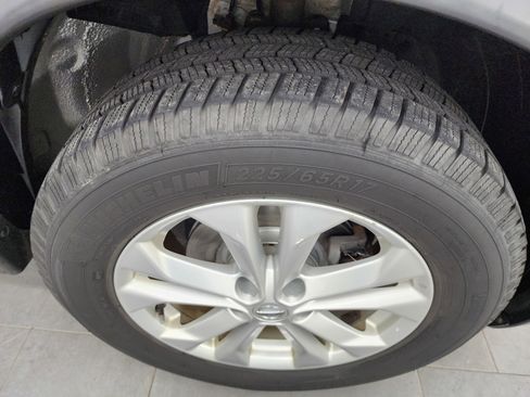 Used 2016 Nissan Rogue SV image 3