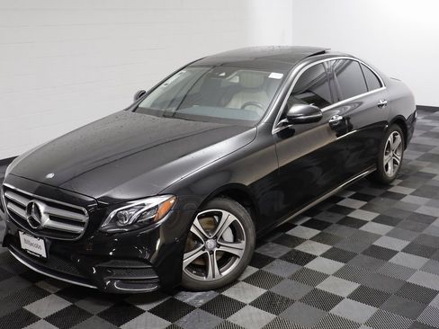 Used 2017 Mercedes-Benz E 300 4MATIC image 2