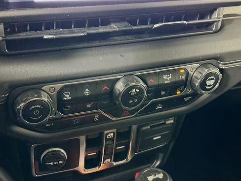 Used 2025 Jeep Wrangler Sahara image 22