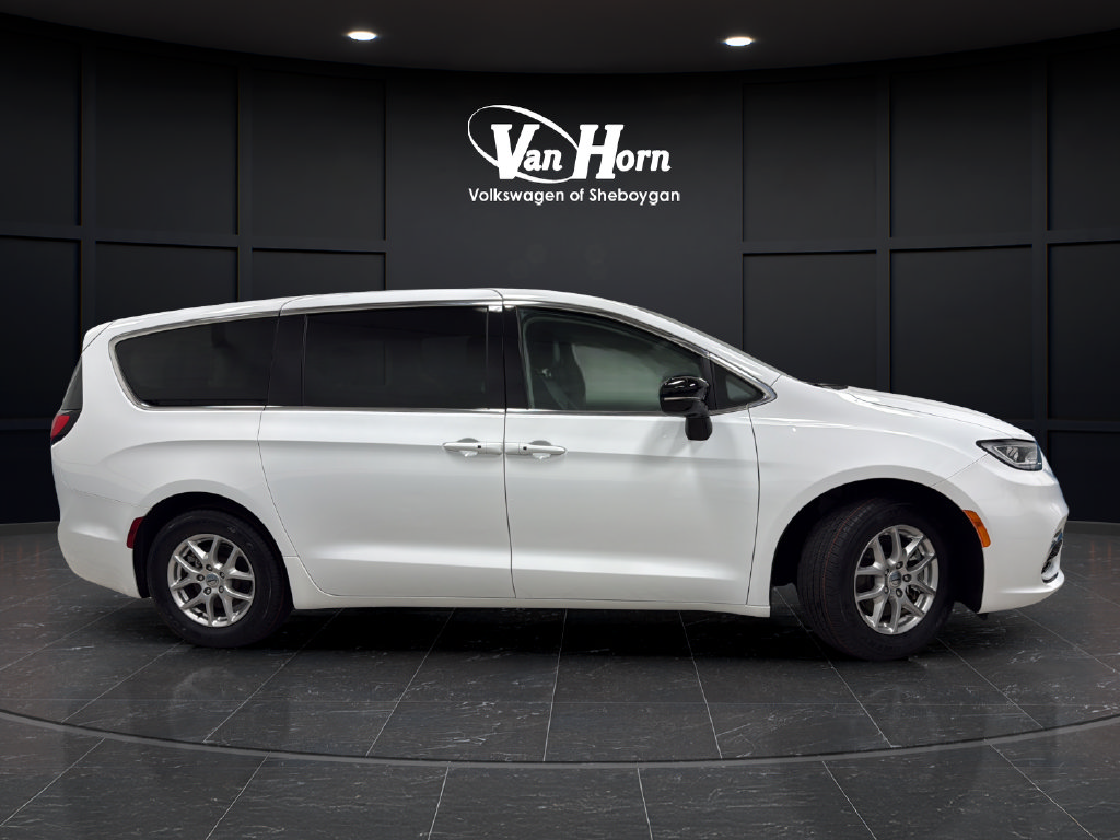 Used 2024 Chrysler Pacifica Touring-L FWD image 8
