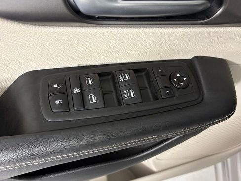 Used 2024 Chrysler Pacifica Touring-L FWD image 15