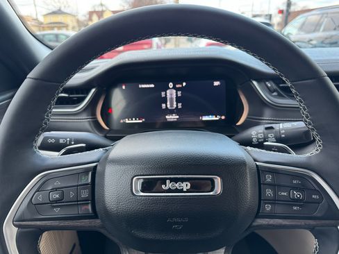 Used 2024 Jeep Grand Cherokee Limited w/ Luxury Tech Group II image 19