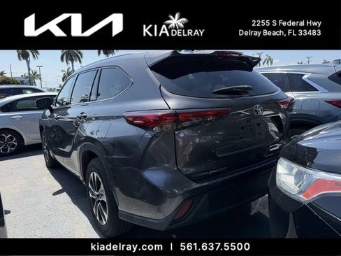 Used 2022 Toyota Highlander XLE FWD image 3