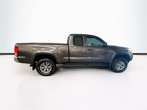 Used 2017 Toyota Tacoma SR5 w/ Tow Package image 5