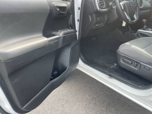 Used 2022 Toyota Tacoma SR5 AWD/4WD image 14