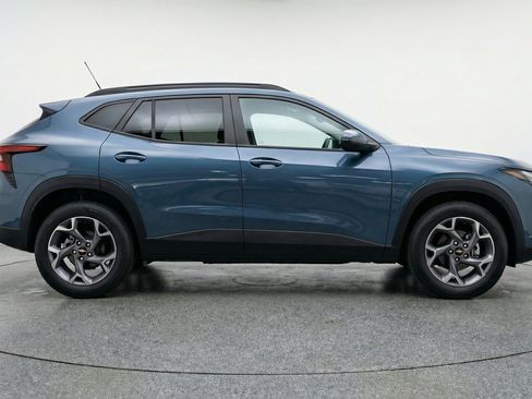 Used 2025 Chevrolet Trax LT w/ LT Convenience Package FWD image 11