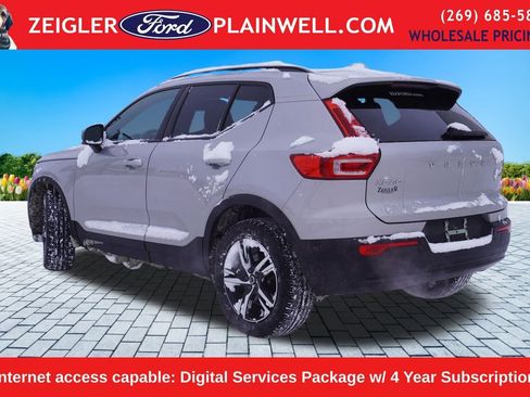 Used 2024 Volvo XC40 B5 Core image 2