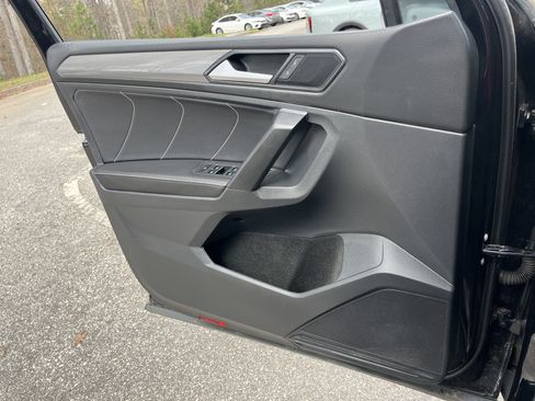 Used 2023 Volkswagen Tiguan SE w/ Panoramic Sunroof Package image 16