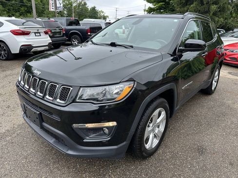Used 2019 Jeep Compass Latitude w/ Cold Weather Group FWD image 2