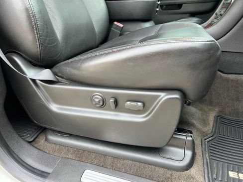 Used 2010 Cadillac Escalade Luxury image 23