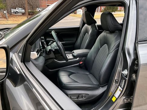 Used 2023 Toyota Highlander XSE image 8