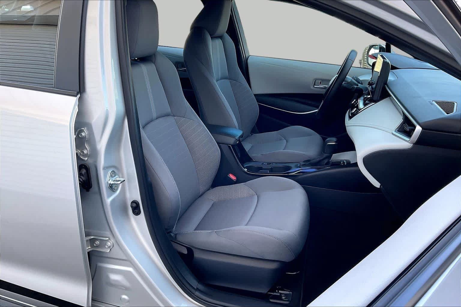 Used 2025 Toyota Corolla SE FWD image 9