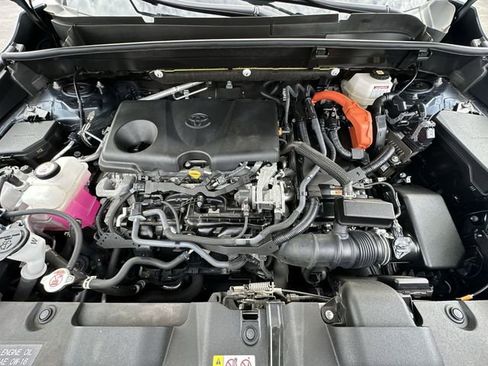 Used 2022 Toyota Venza LE image 24