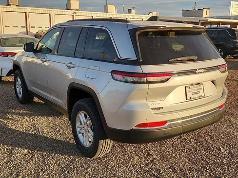 Used 2025 Jeep Grand Cherokee Laredo image 2