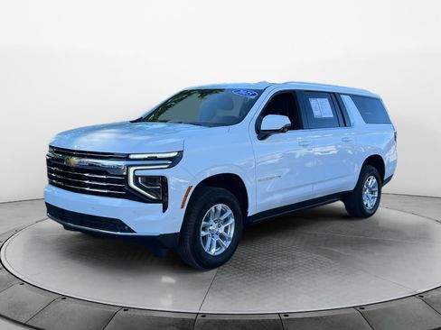 Used 2025 Chevrolet Suburban LT w/ Comfort Package RWD image 3