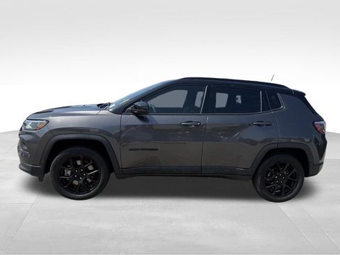 Used 2023 Jeep Compass Latitude w/ Sun and Sound Group AWD/4WD image 2