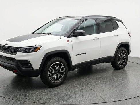 Used 2025 Jeep Compass Trailhawk AWD/4WD image 3