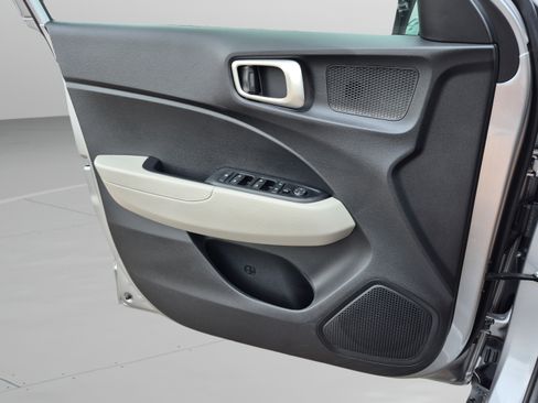 Used 2025 Hyundai Venue SEL FWD image 48